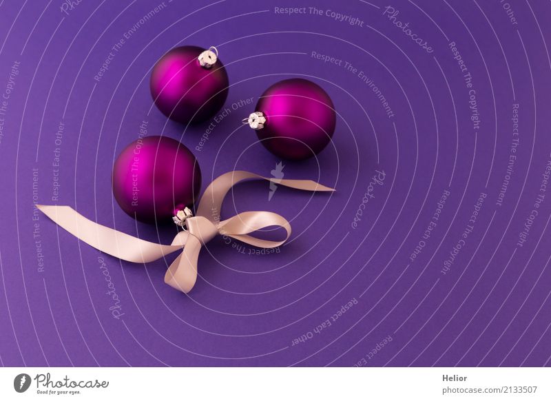 Violette Weihnachtskugeln auf lila Hintergrund Design Freude Weihnachten & Advent Glas Ornament Kugel Schnur Schleife einfach glänzend schön violett silber