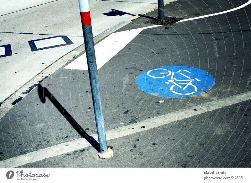 Fietze Straßenverkehr Straßenkreuzung Verkehrszeichen Verkehrsschild dreckig Fahrradweg Fahrbahnmarkierung Orientierung Verkehrswege Verkehrssicherheit Asphalt