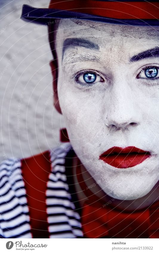 Junger Mann mit Clown bilden und blaue Augen Stil Design Schminke Karneval Halloween Mensch maskulin Jugendliche 1 18-30 Jahre Erwachsene Kunst Künstler Zirkus