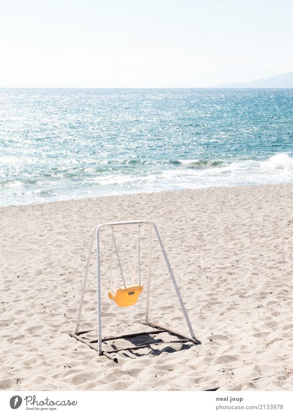 Spaß muss sein Kinderspiel Sommerurlaub Küste Strand Meer Kreta Menschenleer Spielzeug Schaukel Spielen Traurigkeit warten blau gelb Einsamkeit Freizeit & Hobby