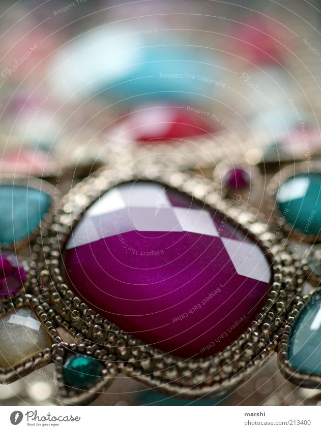 Schmuckstück Glas eckig elegant violett Armreif Accessoire alt glänzend Farbfoto Unschärfe Schwache Tiefenschärfe geschliffen Modeschmuck Edelstein Mineralien