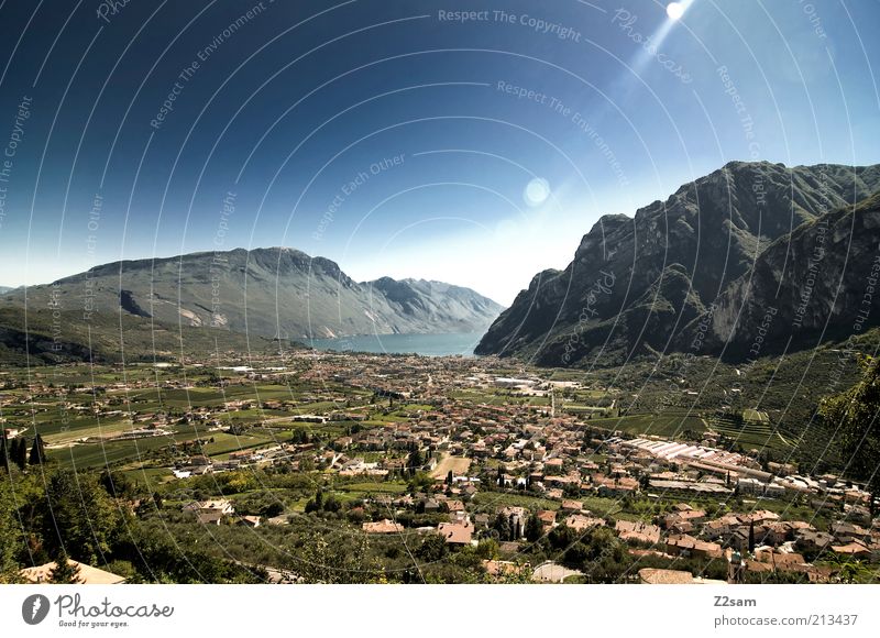 Lago di Garda Umwelt Natur Landschaft Wasser Wolkenloser Himmel Alpen Berge u. Gebirge Erholung genießen Ferien & Urlaub & Reisen ästhetisch Ferne gigantisch