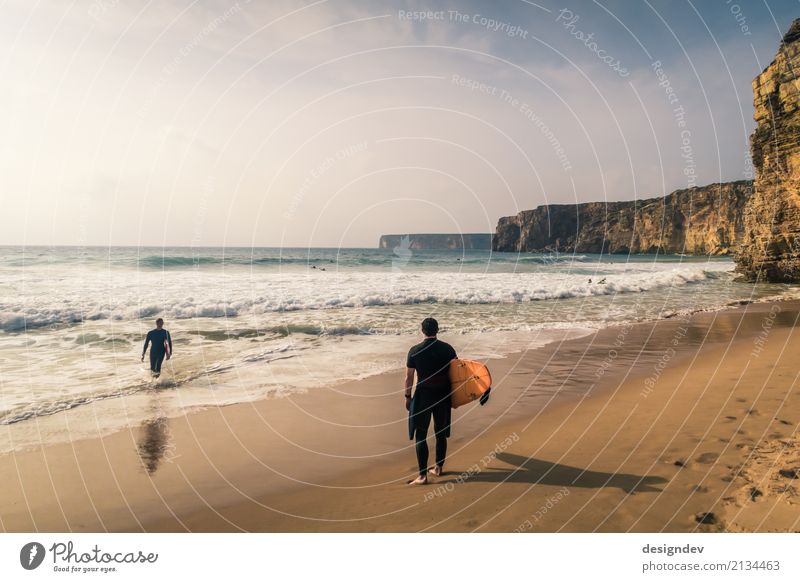 Zwei Surfer an einem Strand in Portugal Lifestyle sportlich Leben Schwimmen & Baden Ferien & Urlaub & Reisen Freiheit Sonne Meer Wellen Surfschule Surfen