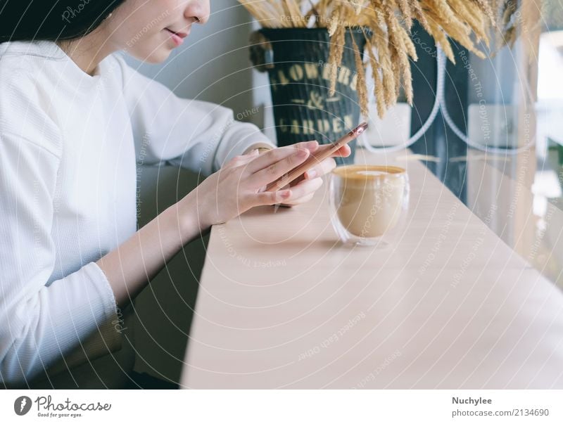Junge Frau, die Smartphone im Café verwendet Kaffee Lifestyle Stil Glück Erholung Freizeit & Hobby PDA Technik & Technologie Internet Erwachsene Hand Mode