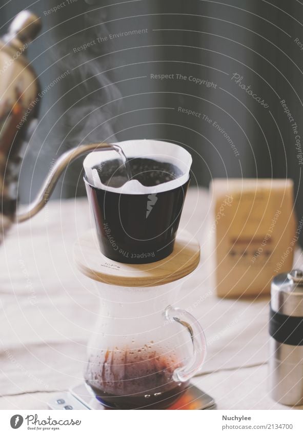 Handtropfkaffee, Gießen von Wasser auf Kaffeepulver mit Filtertropfen frisch Tisch Koffein arabica Aroma aromatisch Kunstgewerbler Hintergrund Getränk Pause