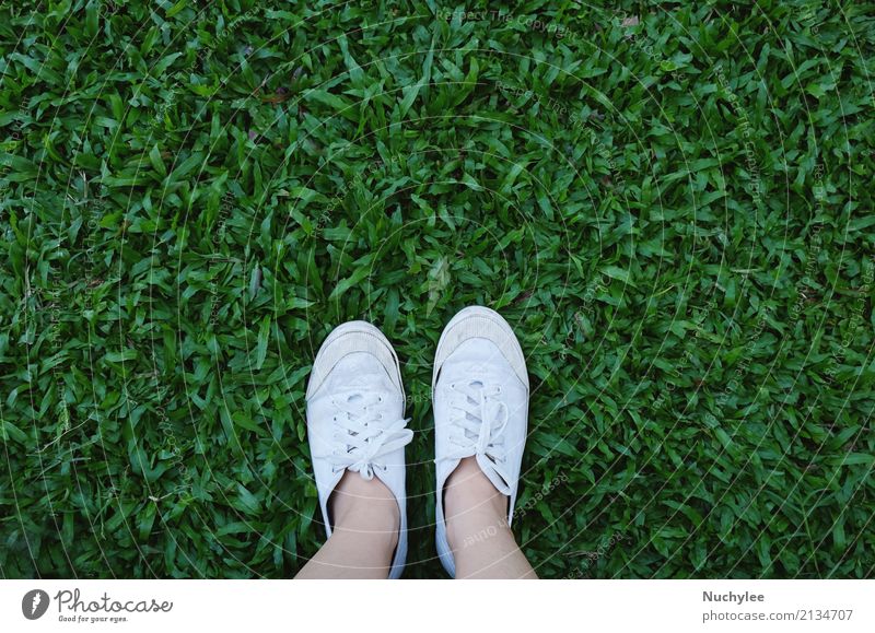 Selfie von Füßen in den Turnschuhschuhen auf Gras Lifestyle Stil Ferien & Urlaub & Reisen Abenteuer Freiheit Sommer Mensch Fuß Natur Frühling Wiese Mode Schuhe