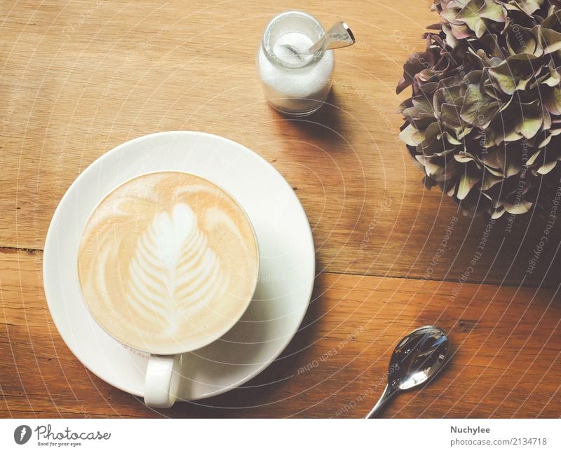 Cappuccino oder Latte Kaffee auf dem Tisch Frühstück Mittagessen Getränk Espresso Teller Löffel Design Freizeit & Hobby Restaurant Kunst Pflanze Blume frisch