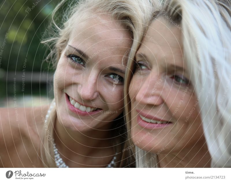 Elisa und Fadila feminin Frau Erwachsene 2 Mensch Sommer Park Schmuck blond langhaarig beobachten Erholung Lächeln lachen Blick schön Freude Zufriedenheit