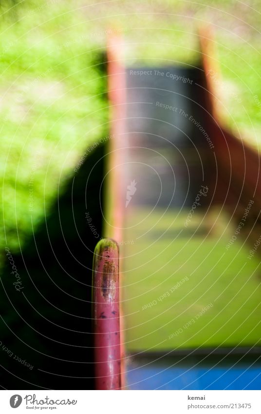 Gemeine Rutsche Freizeit & Hobby Spielen Spielplatz rutschen Sommer Schönes Wetter Wärme Geländer Einstieg Blech glänzend rot abwärts Farbfoto Gedeckte Farben