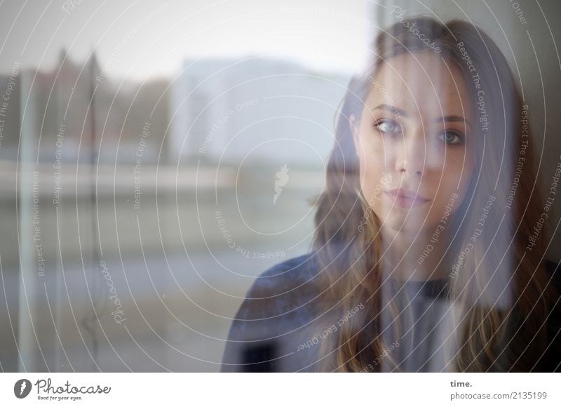 junge Frau am Fenster feminin Erwachsene 1 Mensch Haus Pullover blond langhaarig beobachten Denken Blick warten dunkel schön Sicherheit Wachsamkeit Ausdauer