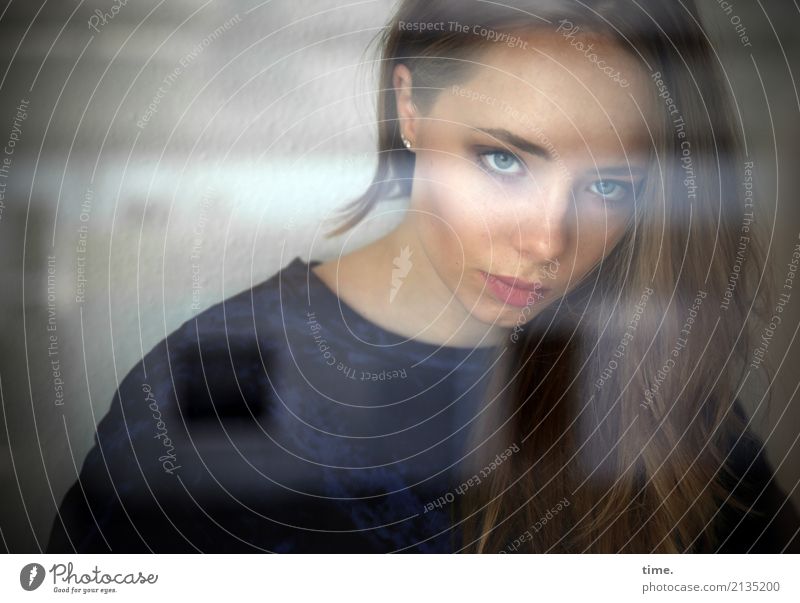 junge Frau am Fenster Raum feminin Erwachsene 1 Mensch Pullover blond langhaarig beobachten Denken Blick warten ästhetisch dunkel schön selbstbewußt Coolness