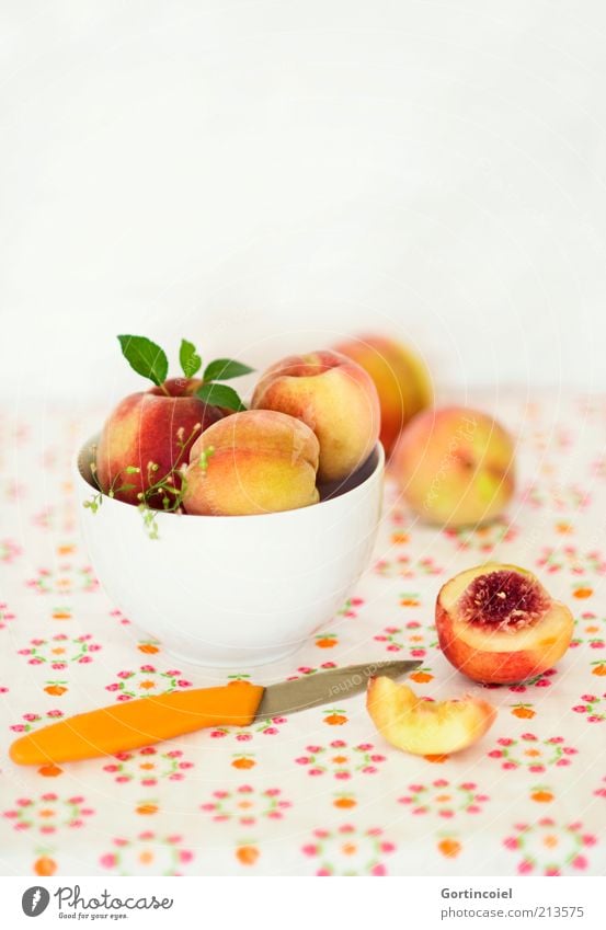 Pfirsiche Lebensmittel Frucht Ernährung Bioprodukte Diät Schalen & Schüsseln Messer lecker süß fruchtig Foodfotografie Gesunde Ernährung Farbfoto mehrfarbig