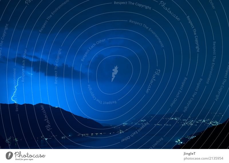 einseitige erleuchtung Umwelt Natur Landschaft Urelemente Himmel Gewitterwolken Sommer Klima Wetter schlechtes Wetter Blitze Berge u. Gebirge See beobachten
