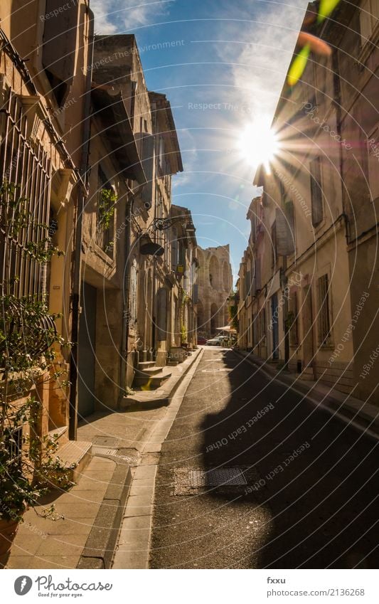 Gässchen in Arles Camargue Altstadt Frankreich Architektur historisch Straße Gegenlicht sonnenstern Südfrankreich