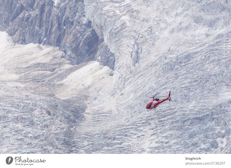 Helikopter Alpen Berge u. Gebirge Gletscher Zermatt Schweiz Europa Hubschrauber fliegen grau rot weiß Tapferkeit Mut Hilfsbereitschaft Hoffnung kalt Farbfoto
