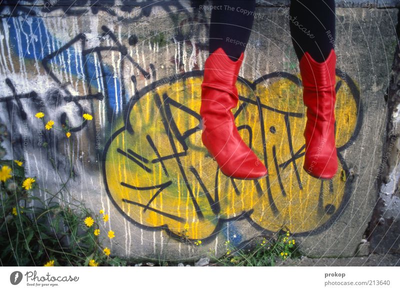 Rote Stiefel in den Wolken Mensch androgyn Junge Frau Jugendliche Erwachsene Fuß Mauer Wand Mode Strumpfhose sitzen frisch schön einzigartig modern verrückt