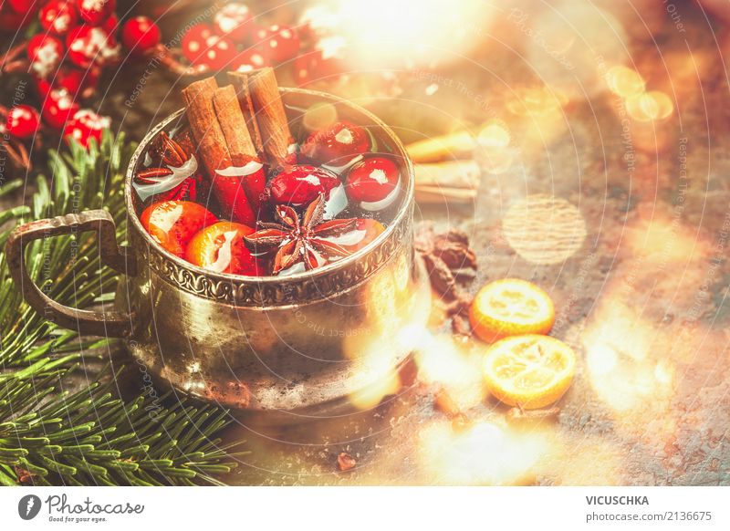 Glühwein mit Gewürzen für Weihnachten Ernährung Festessen Getränk Heißgetränk Tasse Stil Design Freude Winter Häusliches Leben Feste & Feiern
