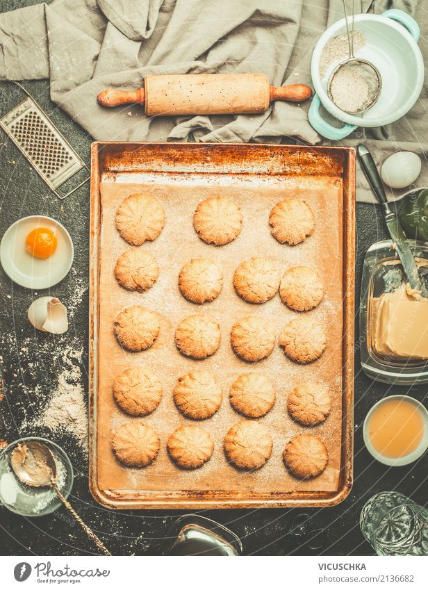 Kekse auf Backblech mit Zutaten und Teigroller Lebensmittel Teigwaren Backwaren Kuchen Dessert Ernährung Geschirr Stil Design Winter Häusliches Leben Tisch