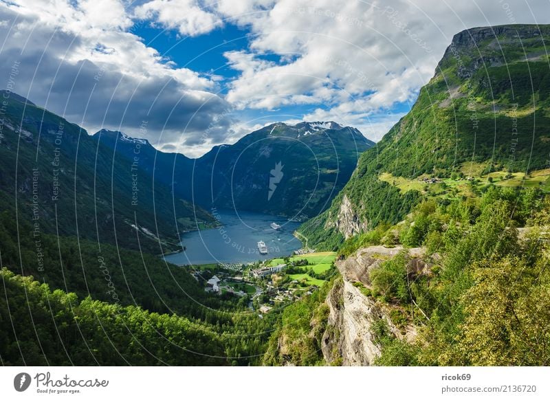 Blick auf den Geirangerfjord in Norwegen Erholung Ferien & Urlaub & Reisen Tourismus Kreuzfahrt Berge u. Gebirge Natur Landschaft Wasser Wolken Felsen Fjord