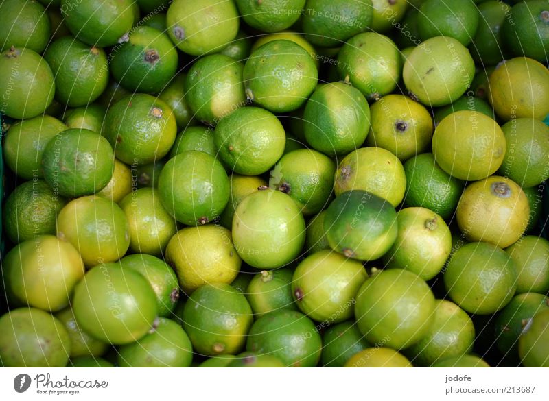 Limonen Frucht gelb grün viele mehrere sauer Vegetarische Ernährung Farbfoto mehrfarbig Außenaufnahme Menschenleer Tag Schatten Schwache Tiefenschärfe rund