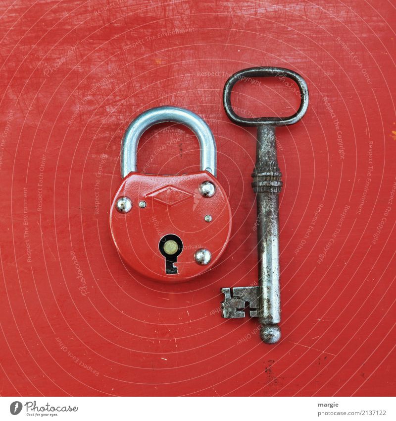 Ein Ungleiches Paar: Großer Schlüssel mit kleinem roten Schloss - ein  lizenzfreies Stock Foto von Photocase