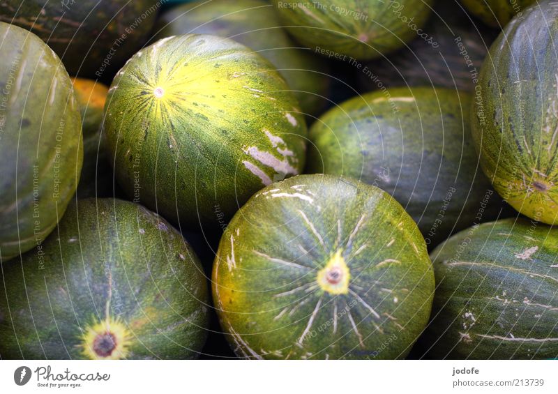Honigmelonen Lebensmittel Frucht rund gelb grün Melonen Markt viele mehrere Farbfoto Gedeckte Farben mehrfarbig Außenaufnahme Menschenleer Tag