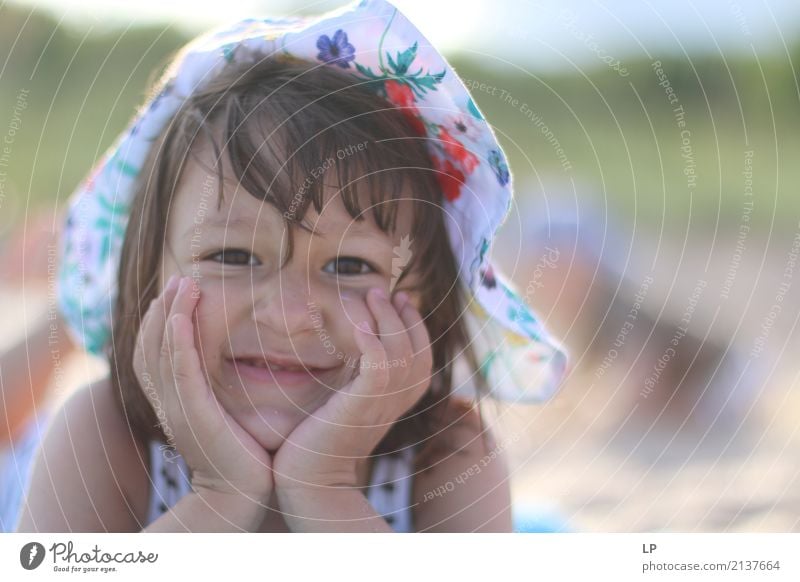 Porträt eines glücklichen Mädchens 1 Lifestyle Stil Freude Gesundheit Leben Zufriedenheit Sinnesorgane Erholung ruhig Spielen Kinderspiel