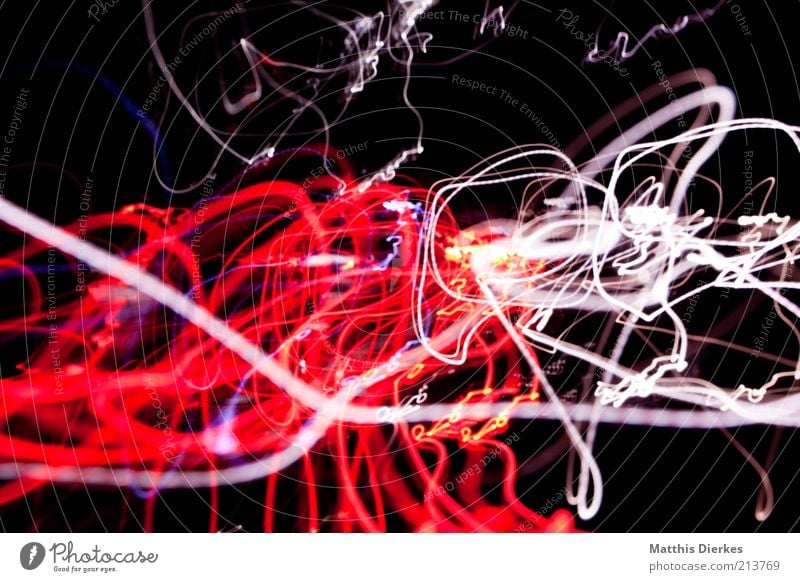 Rotweiß Graffiti chaotisch Surrealismus Lichtspiel durcheinander Strukturen & Formen Farbfoto Außenaufnahme Experiment abstrakt Nacht Lichterscheinung