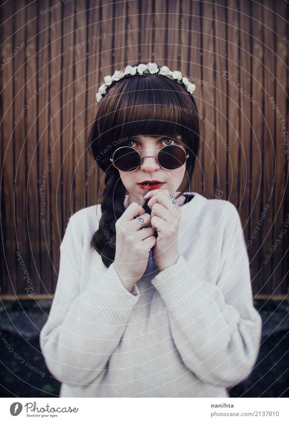Junge Hippie-Frau mit Sonnenbrille Mensch feminin Jugendliche 1 18-30 Jahre Erwachsene Mode Pullover Ring Stirnband brünett langhaarig Zopf beobachten berühren