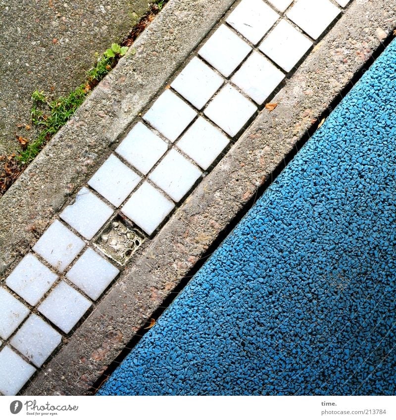 Erinnerungsstück Straße Stein Beton außergewöhnlich eckig kaputt klein modern blau grau Farbe Mosaik Bodenbelag Straßenbelag Belag Farbstoff parallel diagonal