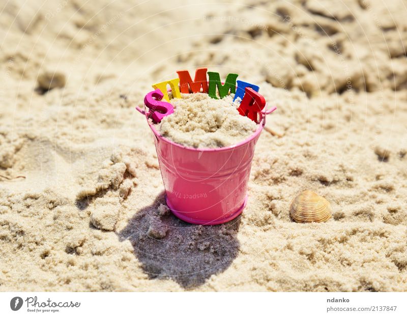 Metall Baby Eimer mit Sand Freude Erholung Spielen Ferien & Urlaub & Reisen Sommer Strand Meer Natur Küste Spielzeug Holz genießen oben gelb rosa Idee Entwurf