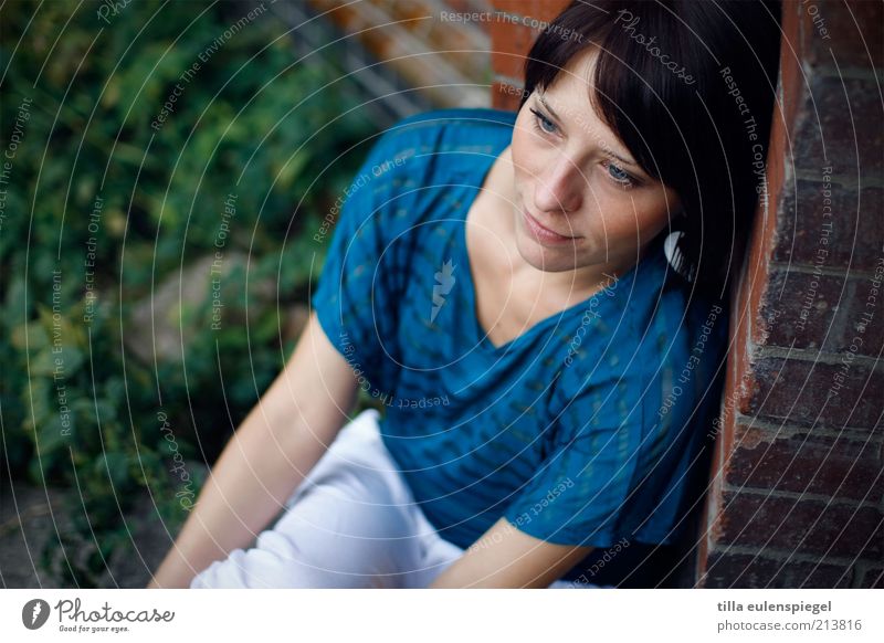 fade away feminin Junge Frau Jugendliche Erwachsene 1 Mensch T-Shirt schwarzhaarig beobachten Denken träumen warten schön natürlich Gelassenheit geduldig ruhig