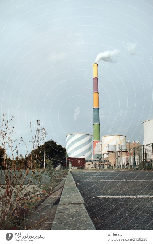 Heizkraftwerk mit bunt bemaltem Schornstein und Kühltürmen in Chemnitz hoch Industrie Energiewirtschaft Industrieanlage Fernwärme Elektrizität mehrfarbig