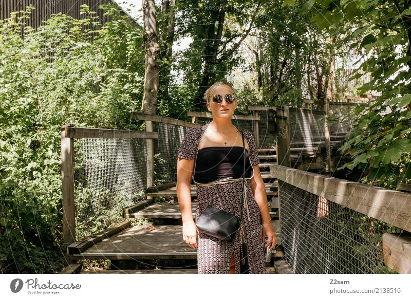 rave on Lifestyle Stil feminin Junge Frau Jugendliche 18-30 Jahre Erwachsene Umwelt Natur Landschaft Sommer Schönes Wetter Baum Wald Mode Kleid Sonnenbrille