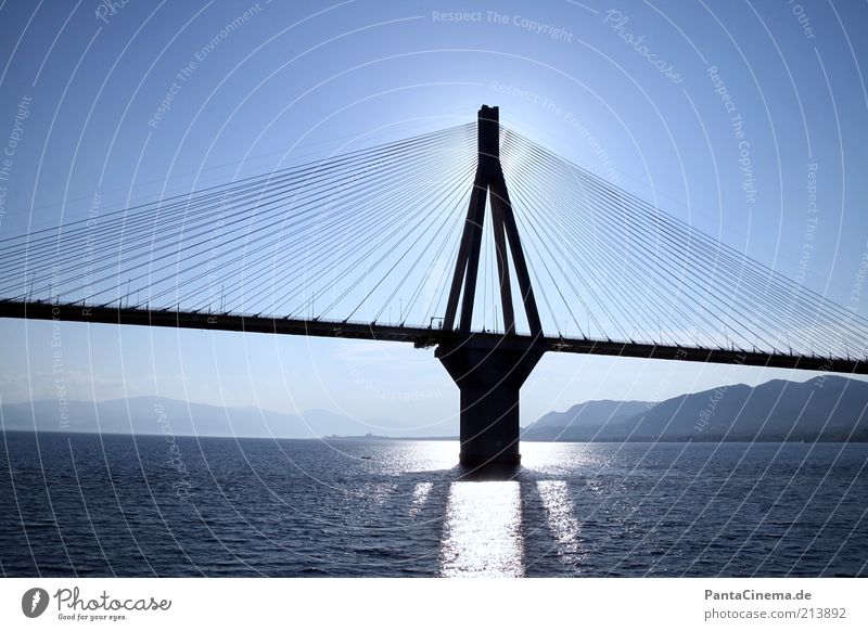 Schattenseite Sommer Meer Wasser Wolkenloser Himmel Horizont Patras Griechenland Menschenleer Brücke Charilaos-Trikoupis-Brücke Rio–Antirrio bridge