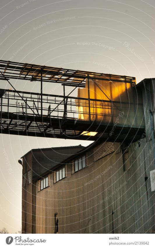 Betreten verboten Hochhaus Industrieanlage Gebäude Fenster Beton Glas Metall Kunststoff leuchten alt gigantisch glänzend groß hoch oben Misserfolg Verfall