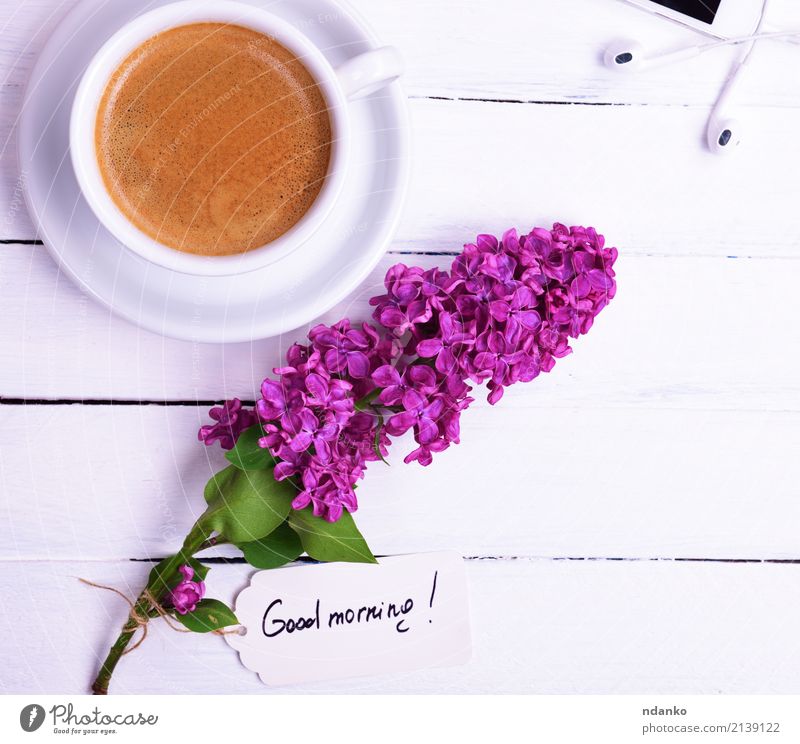 Schwarzer Kaffee in einer weißen Tasse Frühstück Kaffeetrinken Heißgetränk Espresso Becher Telefon PDA Blume Papier Holz Blühend Essen Blütenknospen