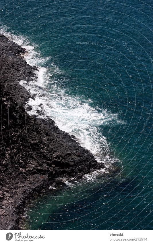 Lavaküste Landschaft Urelemente Erde Wasser Wellen Küste Meer Pazifik Insel Kauai blau schwarz Brandung Farbfoto Kontrast Vogelperspektive Gischt Menschenleer