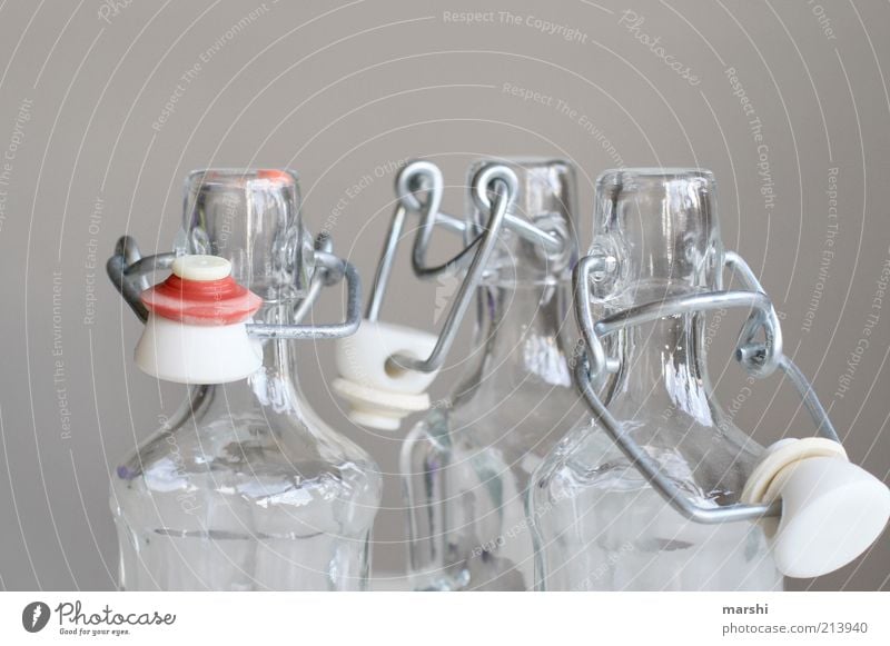 Schnapsfläschchen Spirituosen Glas hell Flaschenhals Flaschenverschluss Klarheit Verschluss Behälter u. Gefäße leer schnapsfläschchen grau rot Farbfoto