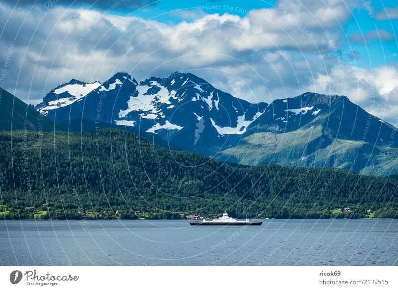 Blick auf den Storfjord in Norwegen Erholung Ferien & Urlaub & Reisen Tourismus Berge u. Gebirge Natur Landschaft Wasser Wolken Felsen Fjord Sehenswürdigkeit