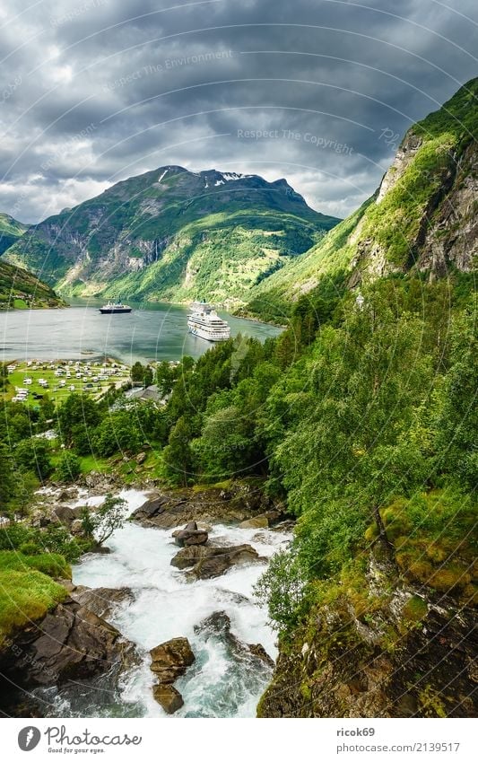 Blick auf den Geirangerfjord in Norwegen Erholung Ferien & Urlaub & Reisen Tourismus Kreuzfahrt Berge u. Gebirge Natur Landschaft Wasser Wolken Felsen Fjord