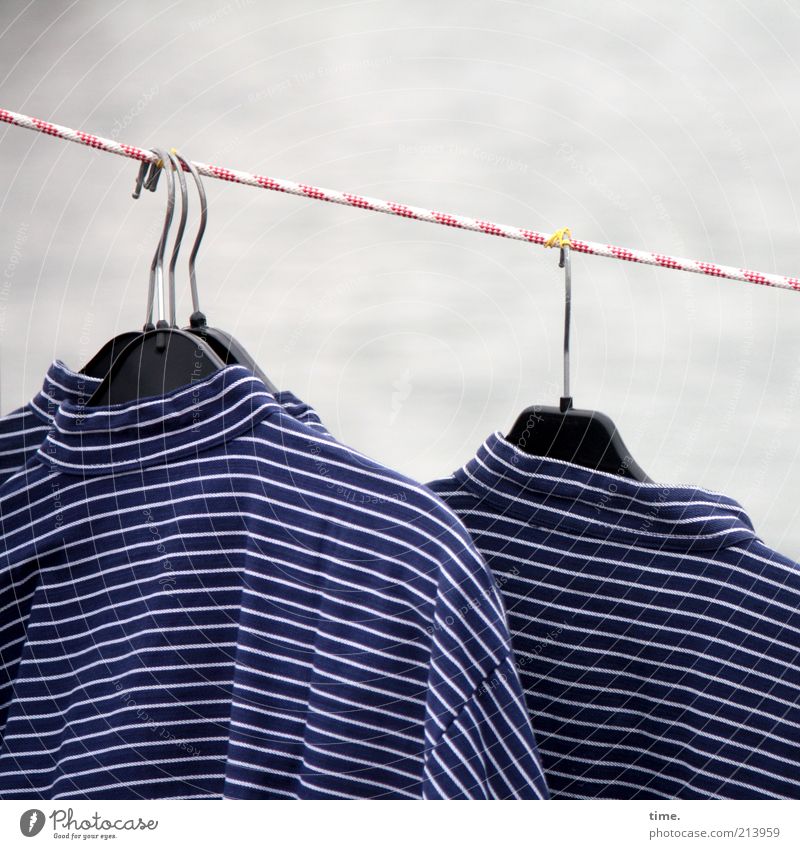 [KI09.1] - Seemanns Garn Seil Bekleidung Hemd Streifen Schnur hängen verkaufen gestreift Kleiderbügel Kleiderhaken Reihe Tracht typisch blau-weiß Folklore Markt
