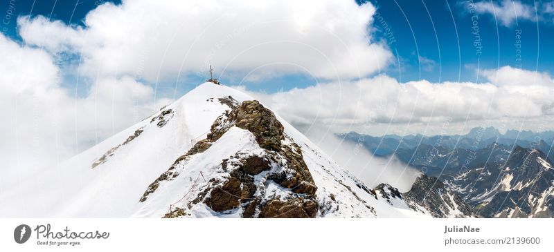 Gifel des mölltal gletscher mit Gipfelkreuz Schneebedeckte Gipfel Berge u. Gebirge Alpen Österreich Gletscher Eis Schneefall Juni Sommer Frühling Wolken Nebel