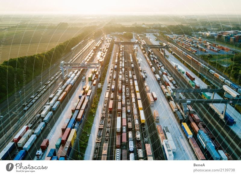 Güterzüge und Fracht Container in einem Container Terminal Wirtschaft Industrie Handel Güterverkehr & Logistik Business Technik & Technologie Fortschritt