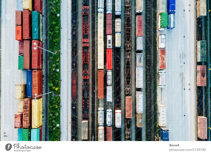 Güterzüge und Fracht Container in einem Container Terminal Wirtschaft Industrie Handel Güterverkehr & Logistik Business Verkehr Verkehrsmittel Verkehrswege