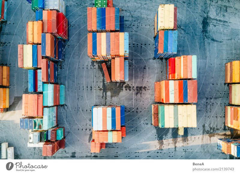Bunte Fracht Container an einem Logistik Terminal Wirtschaft Industrie Handel Güterverkehr & Logistik Business Technik & Technologie Fortschritt Zukunft Verkehr