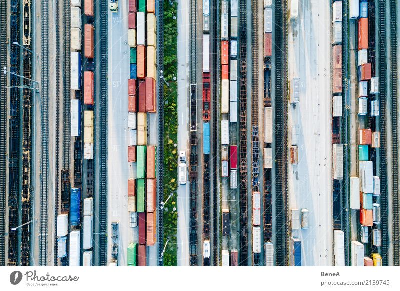 Güterzüge und Fracht Container in einem Container Terminal Wirtschaft Industrie Handel Güterverkehr & Logistik Business Technik & Technologie Verkehr