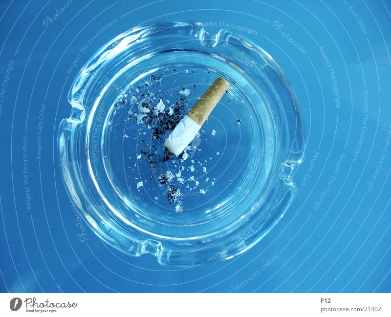 Ascher Aschenbecher Zigarette ausgedrückt Tisch rund Rauschmittel Nikotin flach Häusliches Leben Brandasche blau Glas Furche Filter Zigarettenstummel
