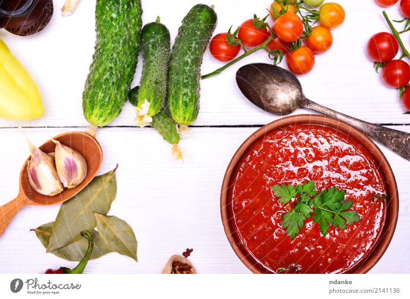 Frische Gazpacho-Suppe Gemüse Eintopf Kräuter & Gewürze Vegetarische Ernährung Diät Teller Löffel Sommer Tisch Küche Holz Essen dick frisch grün rot weiß