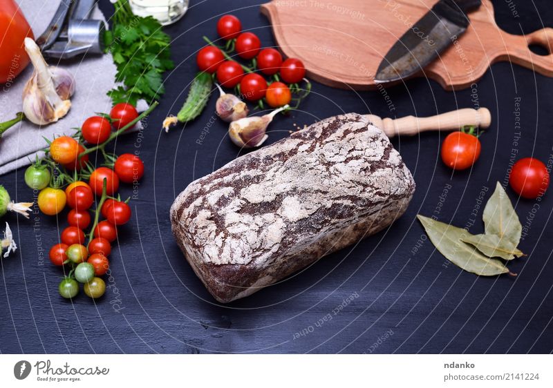 Laib frisches Roggenbrot Lebensmittel Gemüse Brot Essen Messer Holz lecker braun schwarz Brotlaib Tomate Hintergrund reif Knoblauch appetitlich mehlig